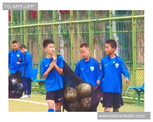 玩弄足球少年梦想的追逐与成长之路探索